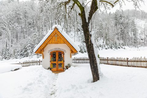 historisches objekt kapelle im winter